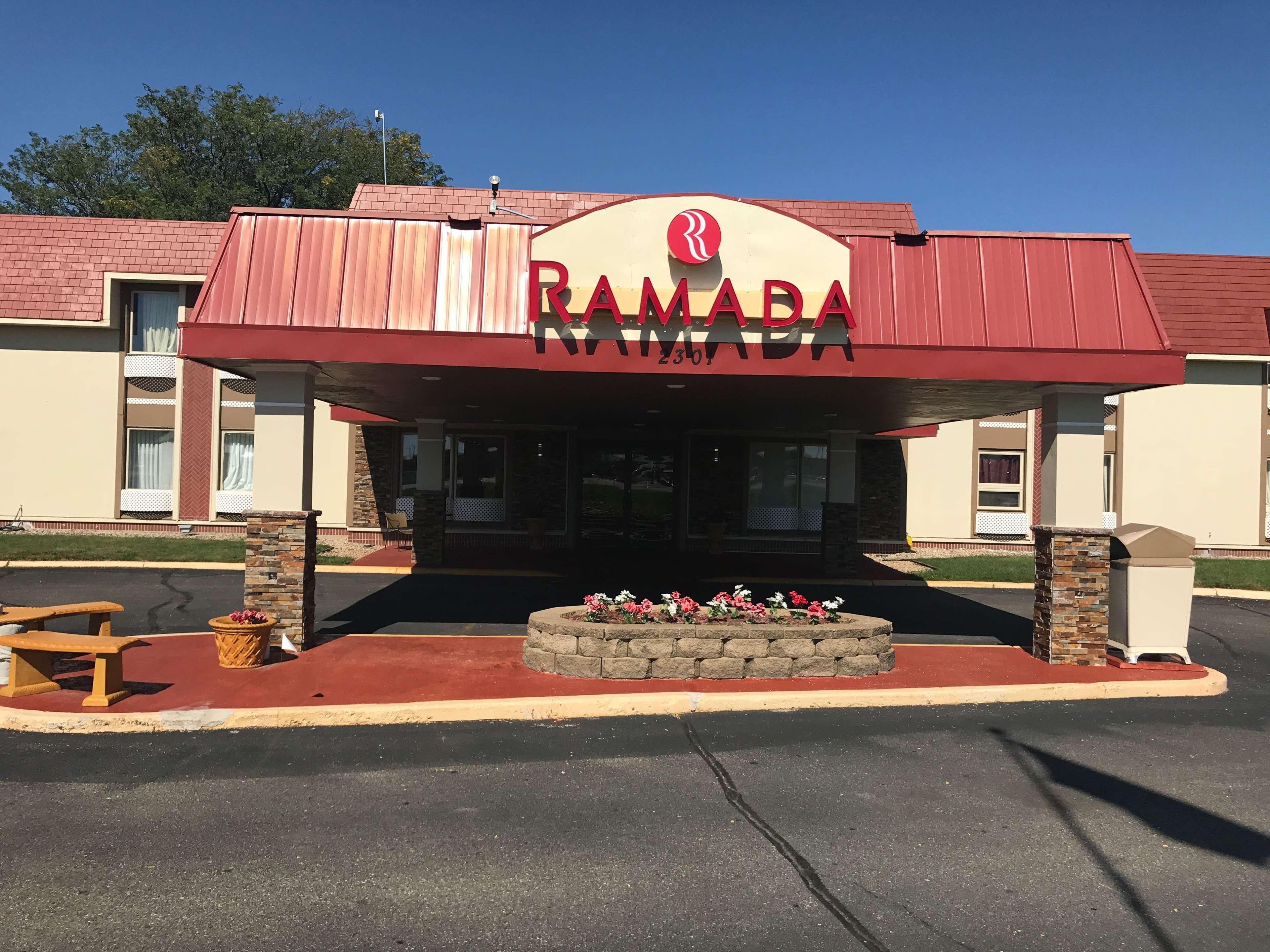 Hotel Ramada By Wyndham Albert Lea Exterior foto